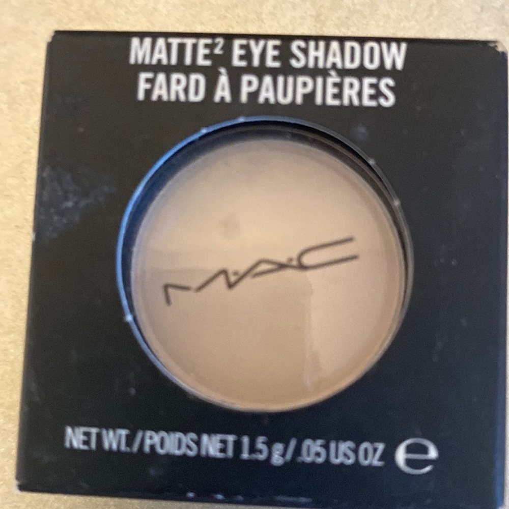 Mac  unopened blanc type shadow